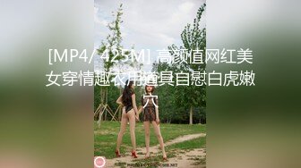 景点沙滩女厕偷拍3，清纯学生妹真不错 (3)