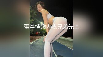 微胖豐滿肉感小少婦，今晚上演學生妹初戀之夜，JK制服，戴上眼鏡有壹絲書卷氣