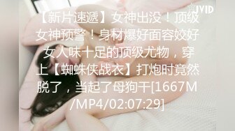 大奶子骚少妇出来偷情，在宾馆被精壮小哥打桩式爆草抽插，各种体位玩弄揉捏骚奶子浪叫不断，掰开骚逼看特写