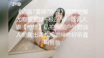 ❤️❤️最近约的超嫩妹妹，让朋友过来操，搞一半自己加入，3P前后夹击，边舔屌边被后入，这妹妹有点骚呀